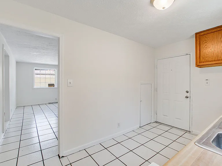 2418 1/2 Laurel St — Photo 13