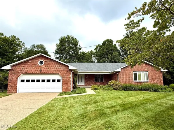 305 Flintwood Dr, Marietta, OH 45750