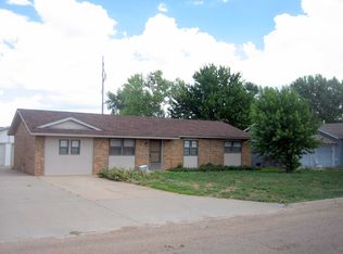513 8th St, Farwell, TX 79325