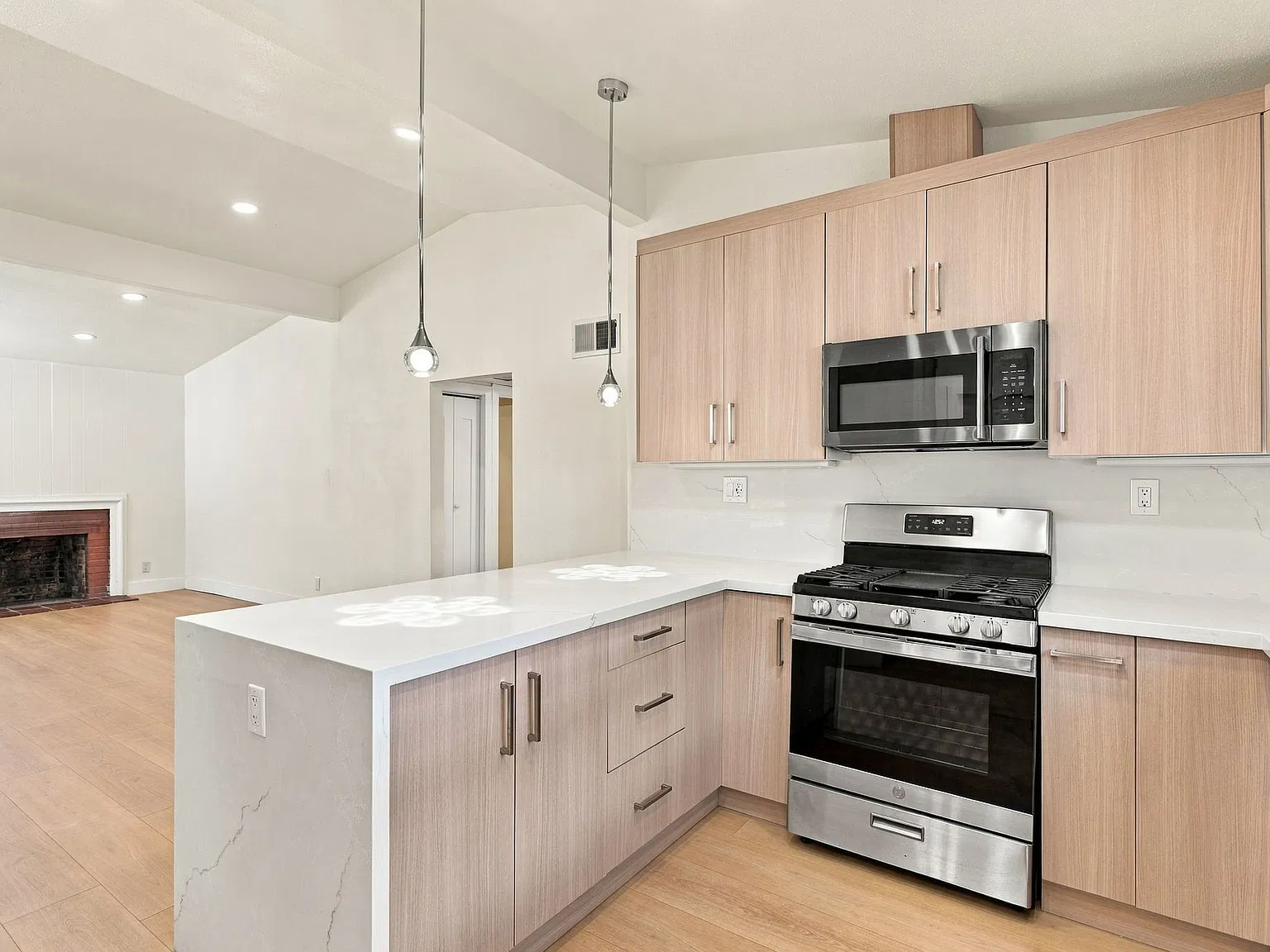 3 bed, 1200 sqft, $4,999 — Photo 3