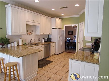 Large Kitchen with granite/ss appliances