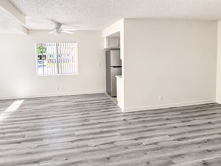 15020 Burbank Blvd — Photo 15