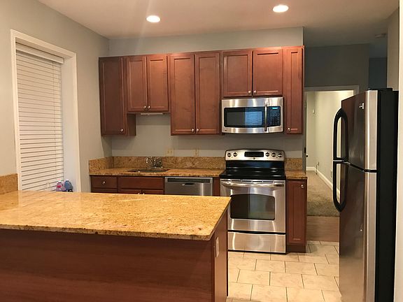 2nd image of 461 Laurel St Floor 1