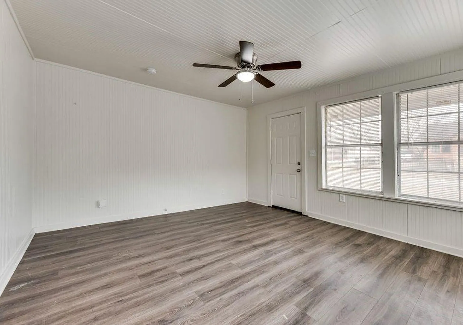 This charming two bedroom one bathroom — Photo 3