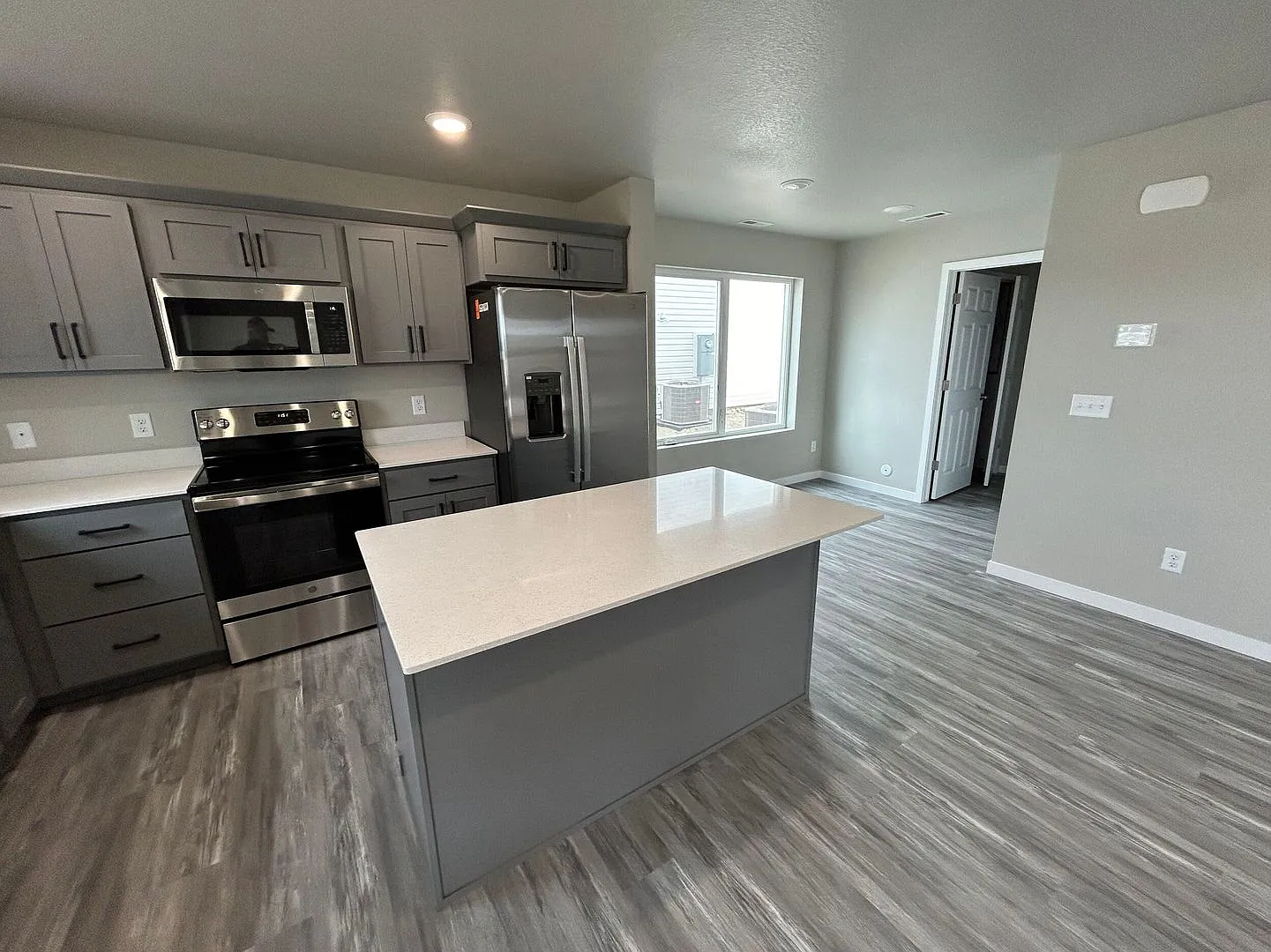 Exquisite 3-Bedroom Home with Modern Elegance and a Great Location!! — Photo 3