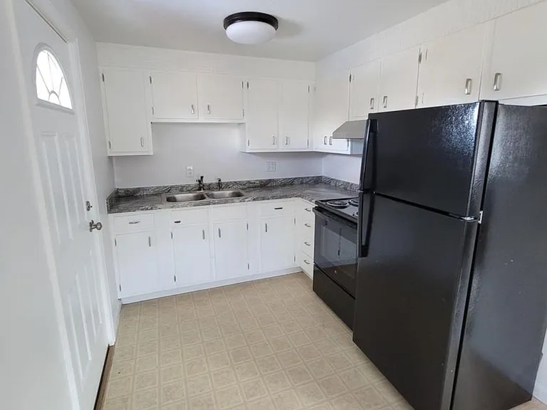 Kitchen
*no dishwasher