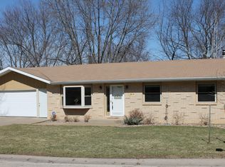 5615 Sunset Dr, Dubuque, IA 52002
