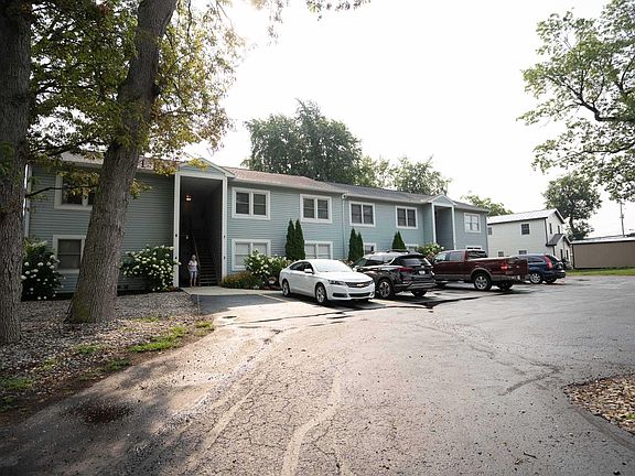 3rd image of 700 S Lakeside Dr APT 4