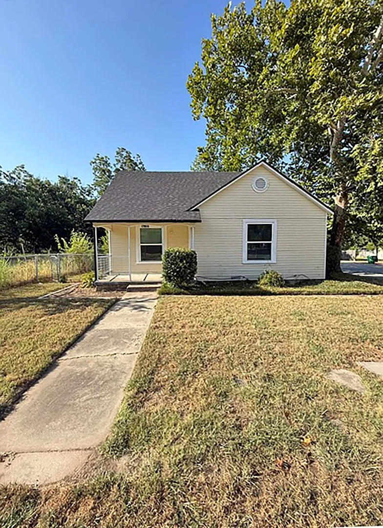 Nice 3 Bdrm 1 Bath Home in Gainesville Tx — Photo 1