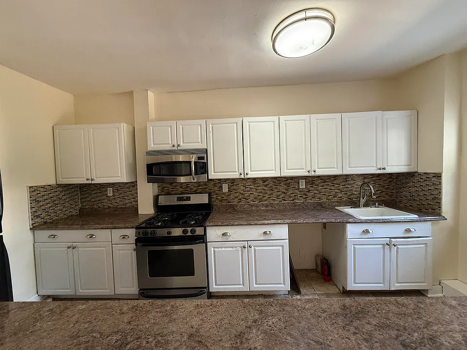 42 Montrose Ave #2