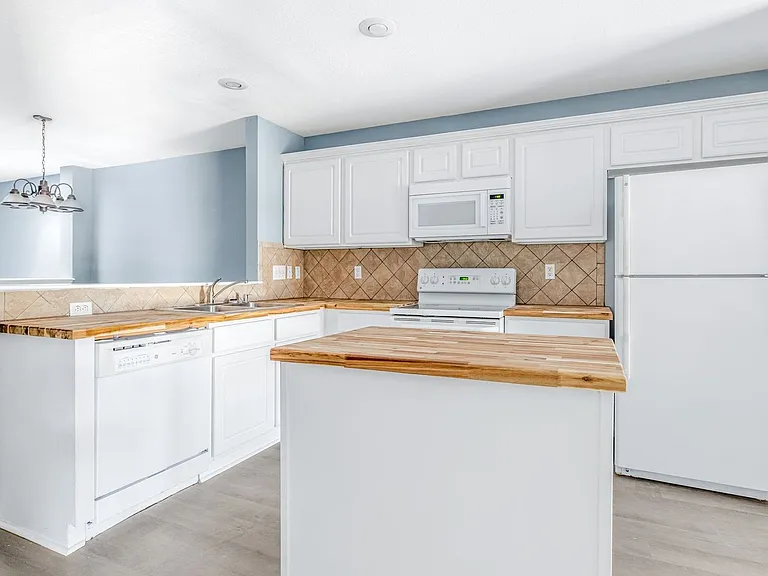 805 N Main St #104 — Photo 39