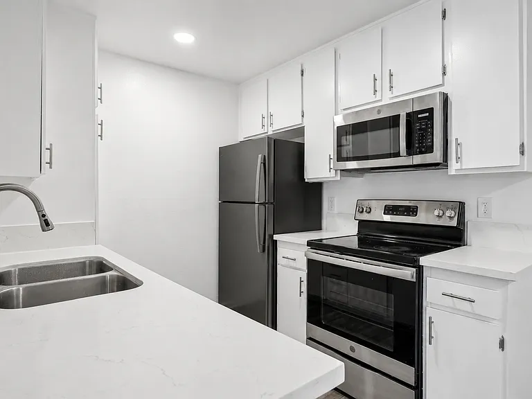 4444 Ensign Avenue — Photo 29