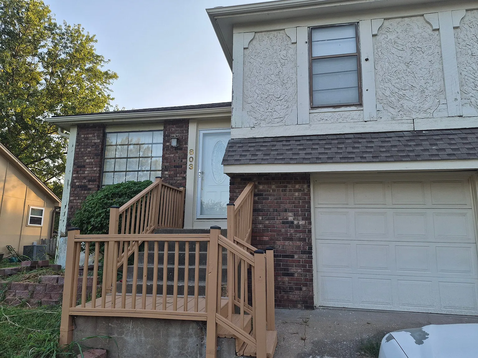 Fully Remodeled 3 bedroom and 1.5 bath spacious home. — Photo 3