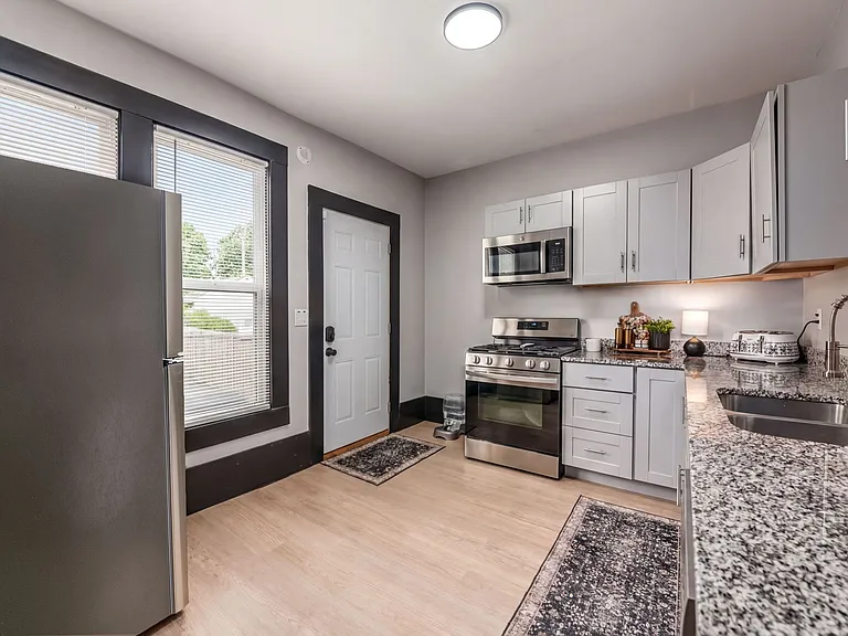 302 E Markison Ave #302 — Photo 10