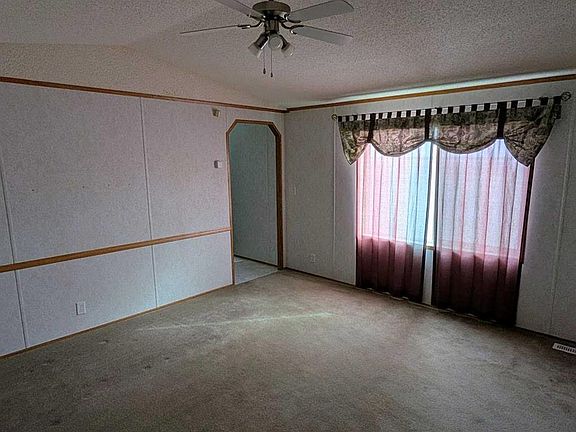 4th image of 211 Railway Ave