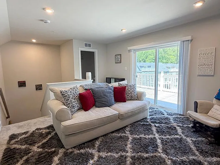 10802 Foxtrot Cir — Photo 17
