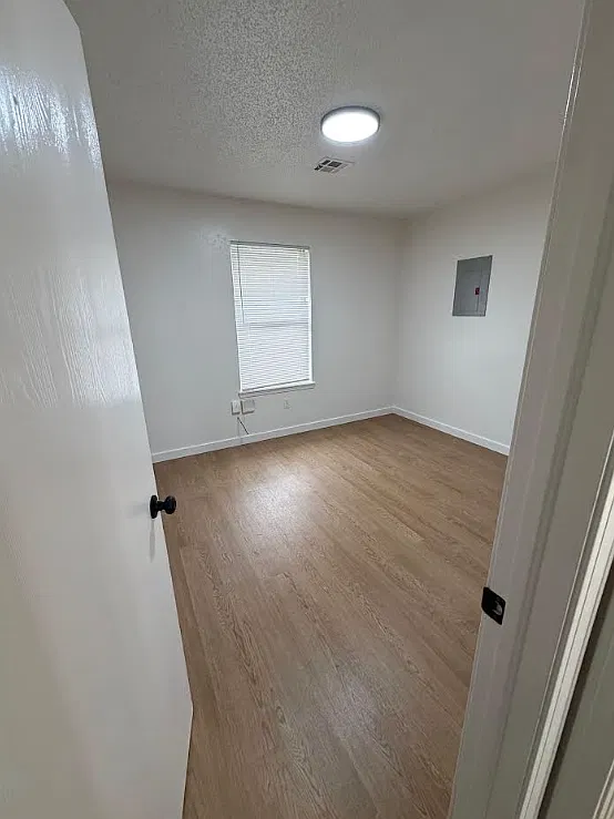 Redbud Apartments - B3 — Photo 3