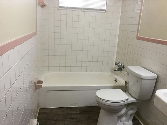 4th image of 1016 Hullview Ave #B