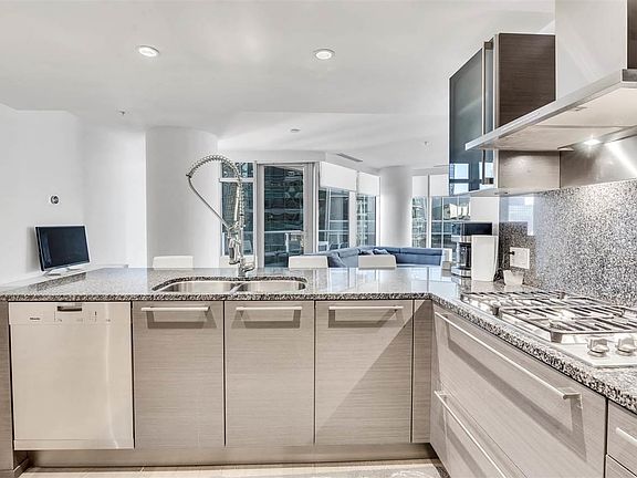 3rd image of 1111 Alberni St #2208