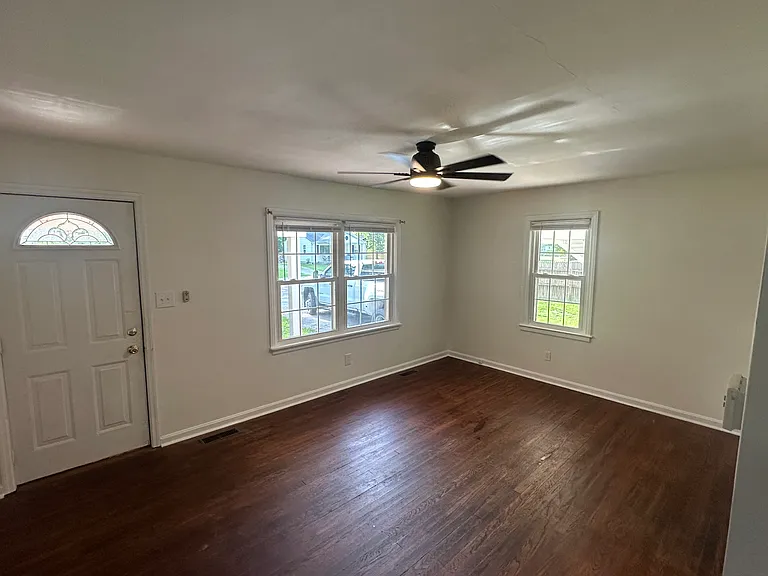 2426 Runway Ave — Photo 2