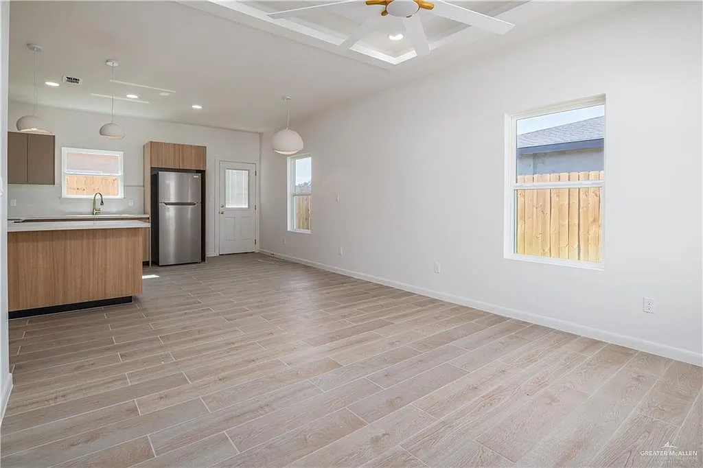 3 bed, 2.0 bath, 1000 sqft, $1,350 — Photo 2