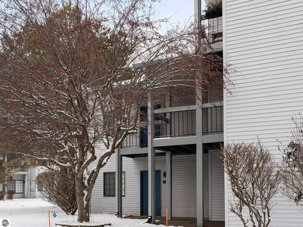 621 Riverine Dr APT 201, Traverse City, MI 49684