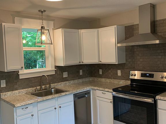 2nd image of 411 SE 20th St