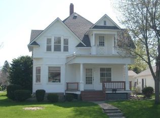 1014 E 1st St, Pella, IA 50219