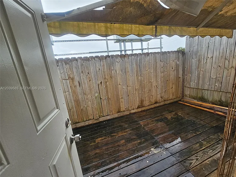 704 SE 21st St #4 — Photo 9