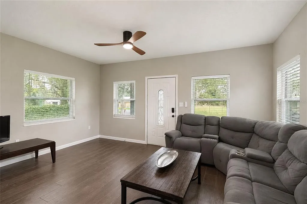4 bed, 2.5 bath, 1701 sqft, $1,950 — Photo 2