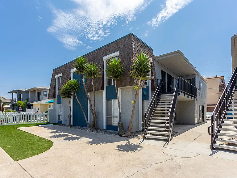 Pier View Apartments — Photo 1