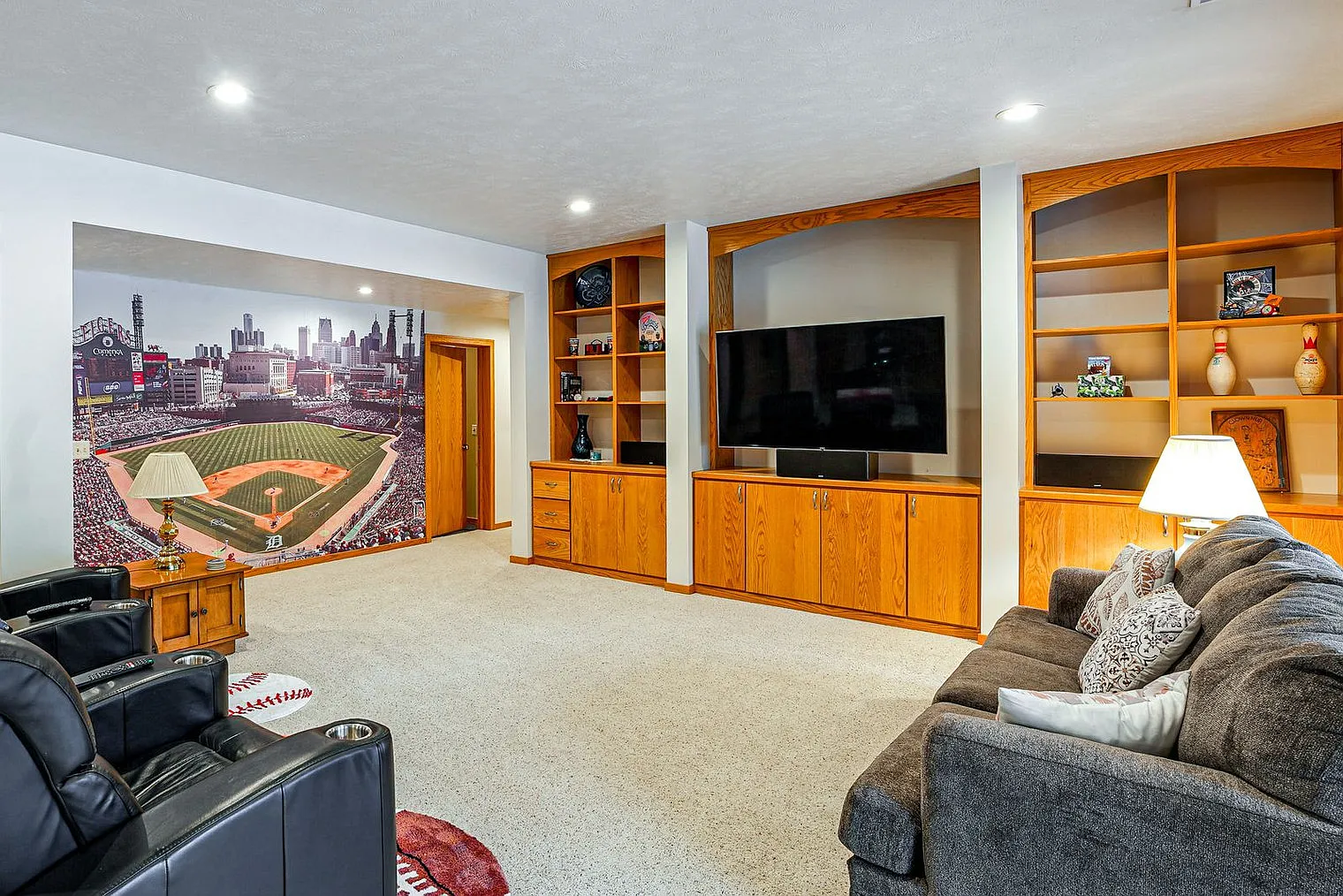 6 bed, 3.0 bath, 5198 sqft, $5,368 — Photo 4