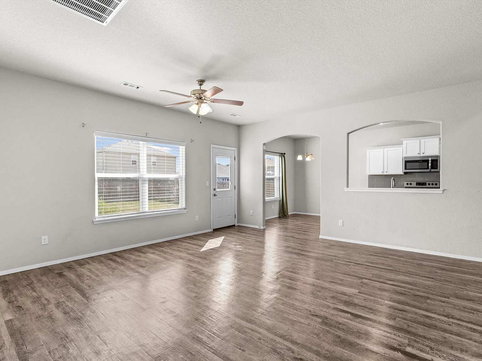 3 bed, 2076 sqft, $2,295 — Photo 3