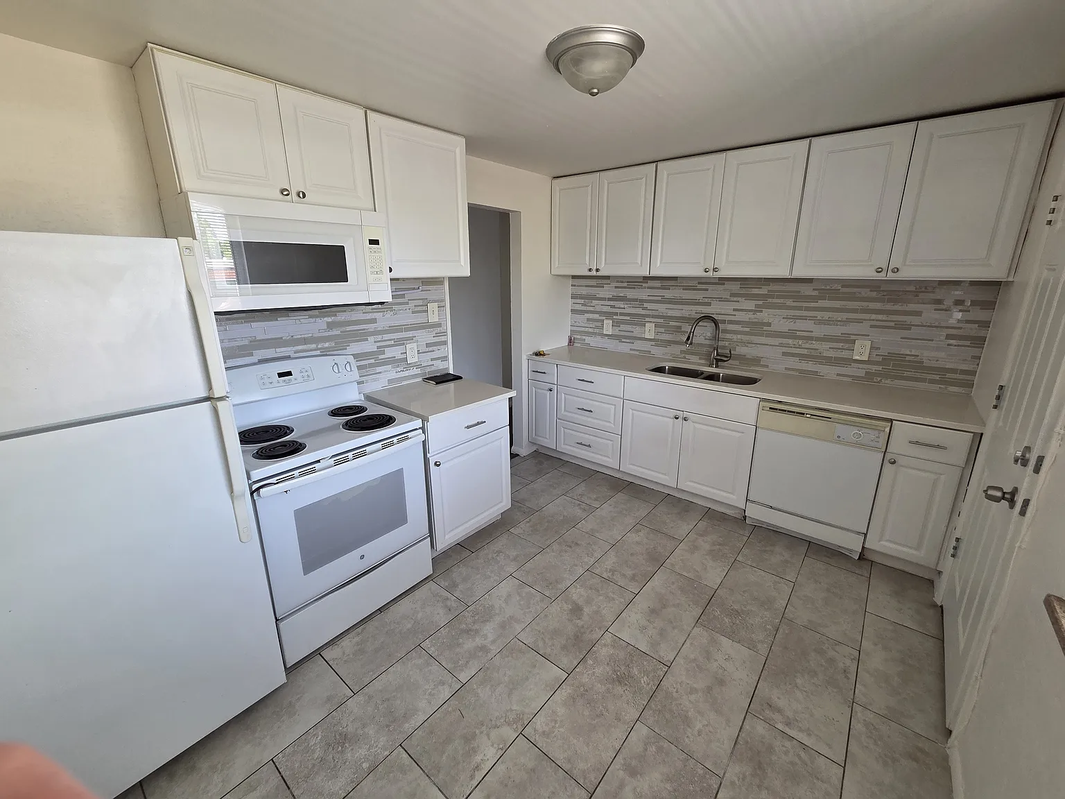 2 bed, 950 sqft, $1,500 — Photo 2