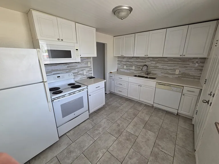 1130 Xanthia St #1138 — Photo 2