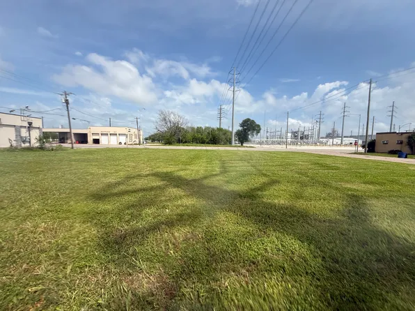 15 6th St S, Texas City, TX 77590