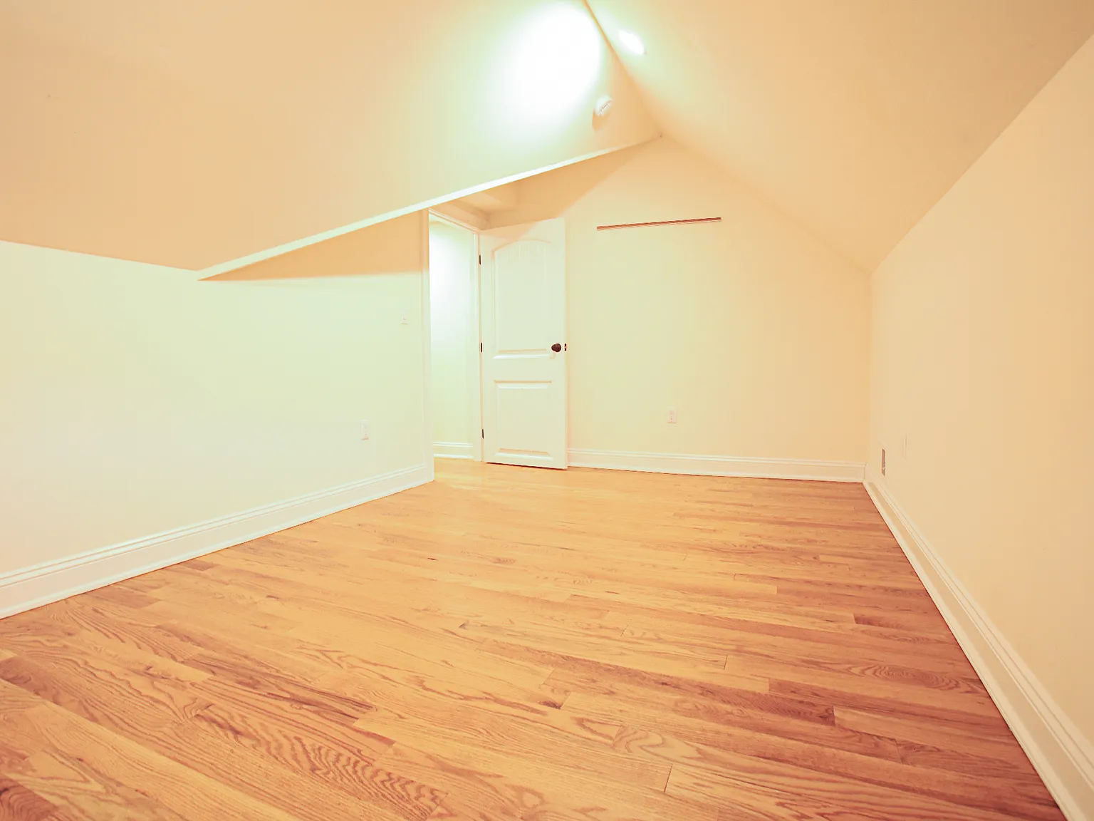 4 bed, 1439 sqft, $6,100 — Photo 2