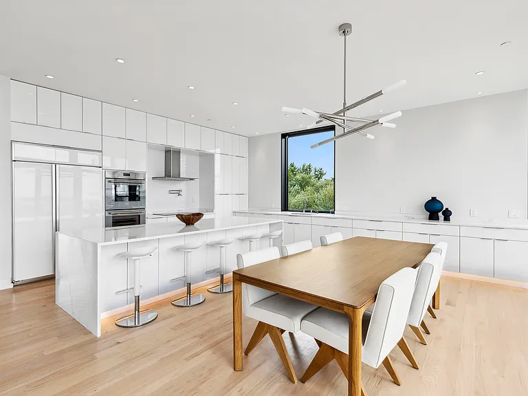 314 Dune Rd — Photo 10