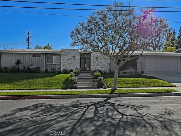 24216 Calvert St, Woodland Hills, CA 91367