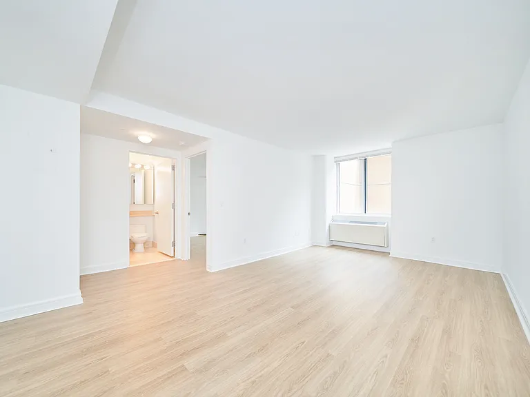 160 Riverside Blvd #14G — Photo 3