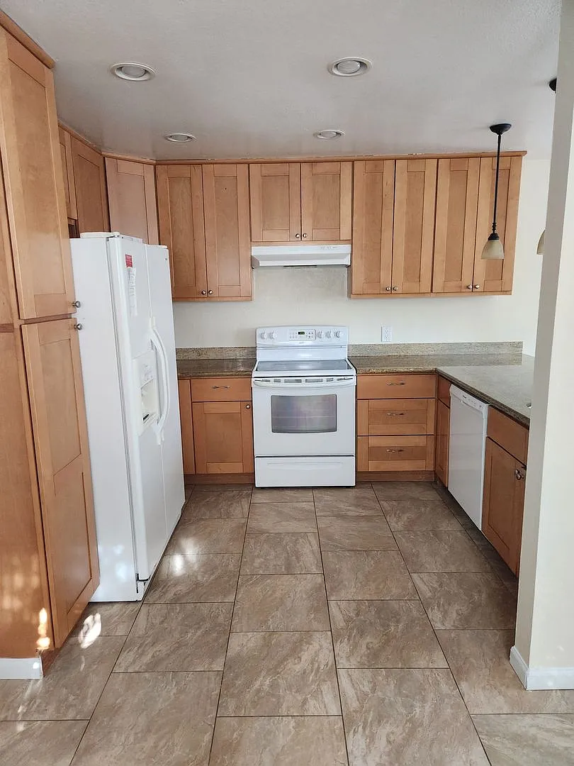 Cozy three bedroom home for rent — Photo 2