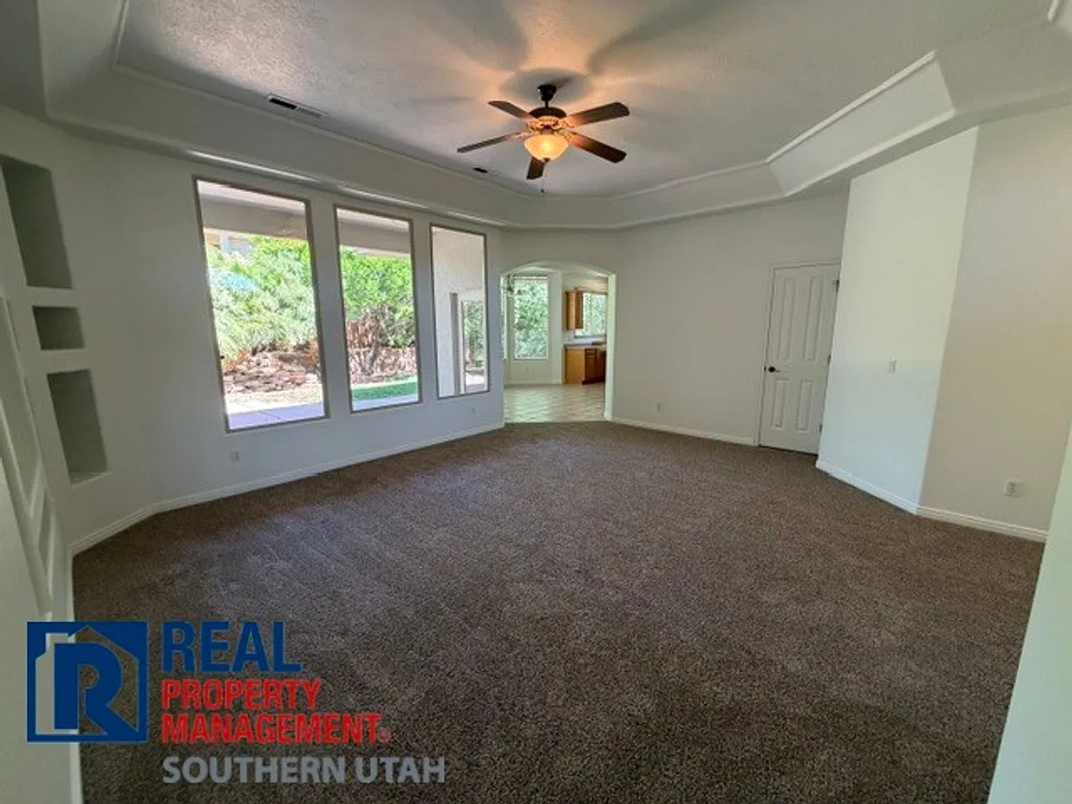 Building Photo - 1606 N Raven Ln