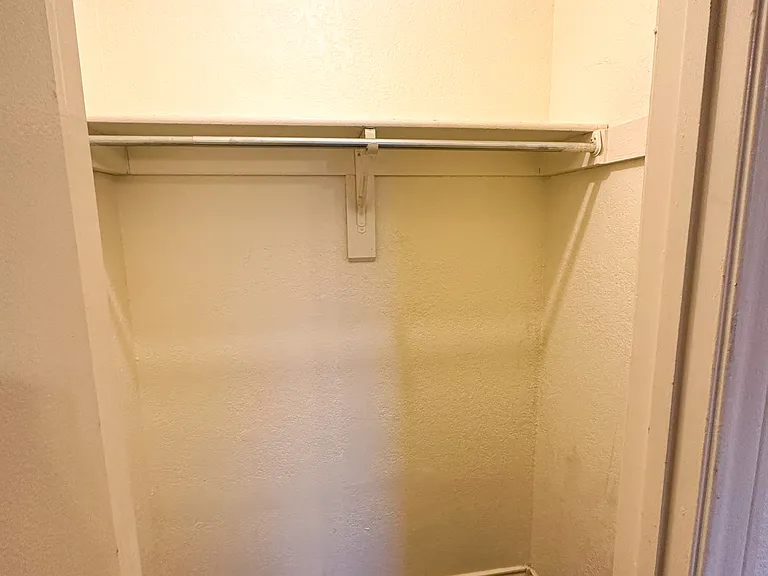 924 W Chestnut St #5 — Photo 16