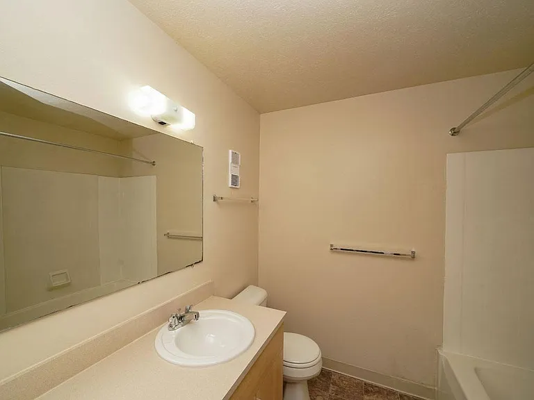 Irish Hills Apartments — Photo 75