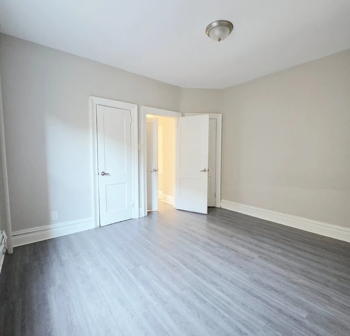 3 bed, 1000 sqft, $2,000 — Photo 2