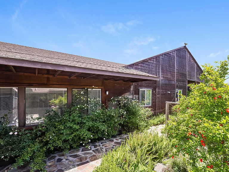 201 Meadowlark Ln — Photo 1