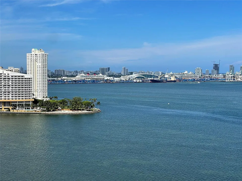 1300 Brickell Bay Dr #2010