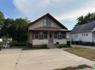 209 E Bluff St, Cherokee, IA 51012