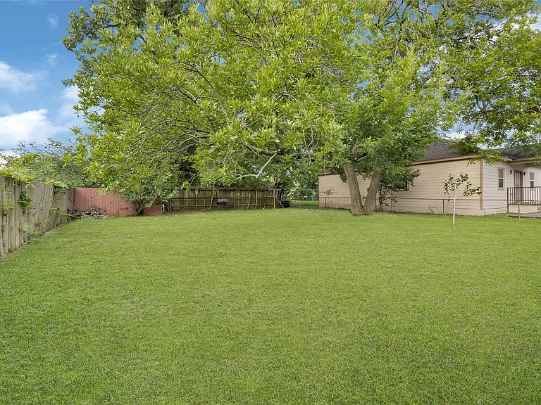 7526 Bywood St — Photo 19