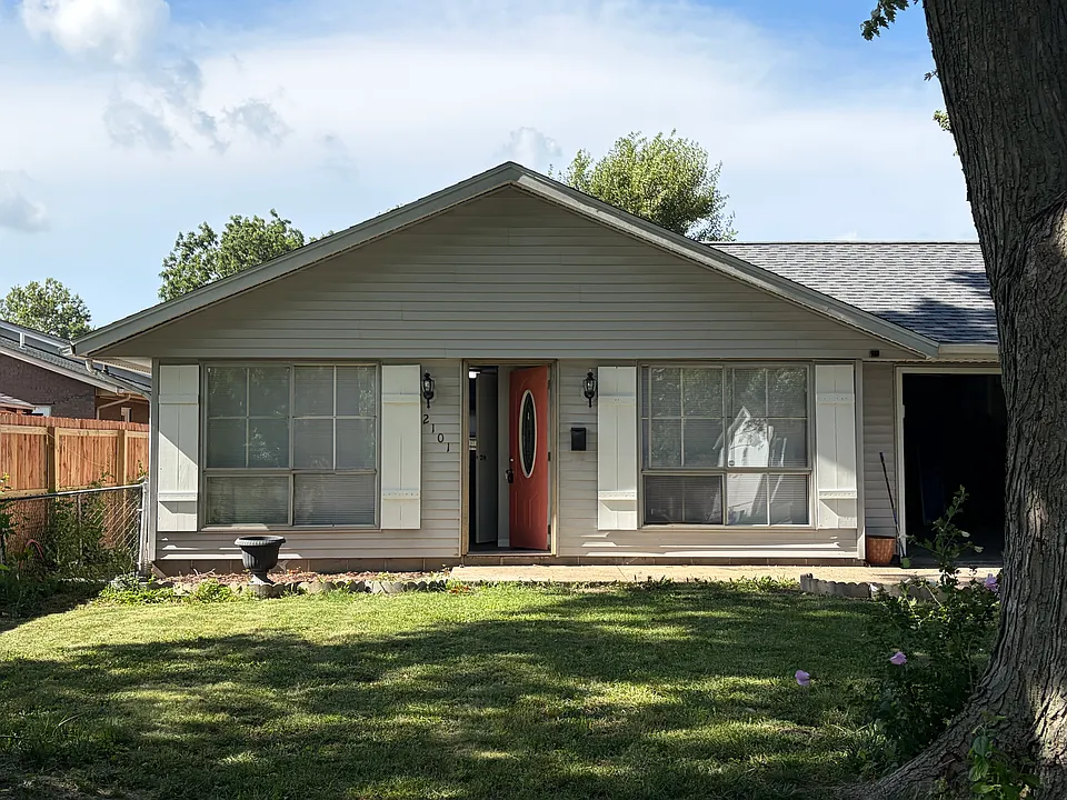 2101 E Eleanor Ave